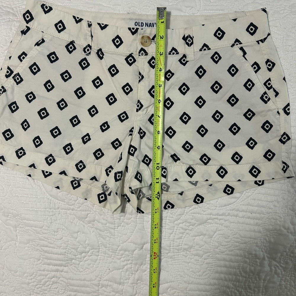 Old Navy Black and White Patterned Women Shorts